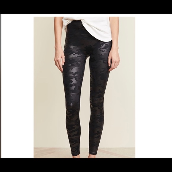 NWT SPANX LEGGINGS MATTE BLACK CAMO - Picture 2 of 8